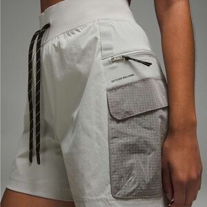 Lululemon Multi-Pocket Cargo High-Rise Hiking Short 5"
Seal Grey